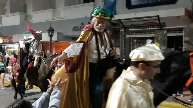 rey mago - Cientos de niños se deleitaron con los Reyes Magos