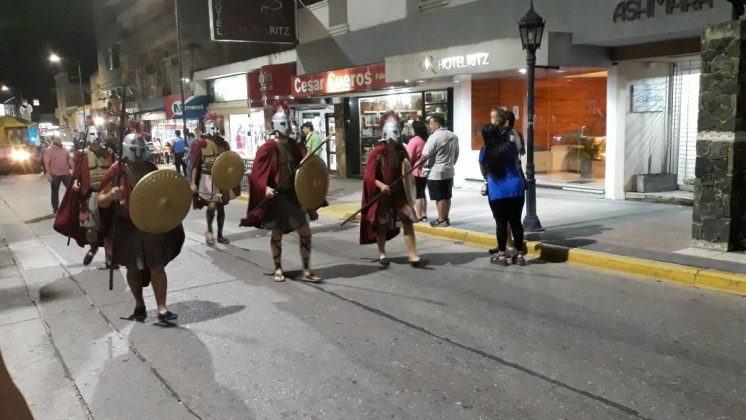reyes soldados II - Cientos de niños se deleitaron con los Reyes Magos