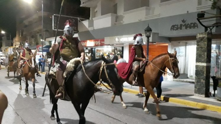 reyes soldados romanos - Cientos de niños se deleitaron con los Reyes Magos