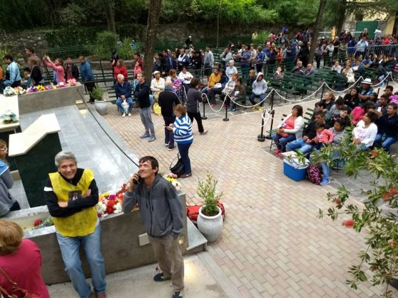 lourdes4 - Más de 25 mil personas veneraron a la virgen de Lourdes