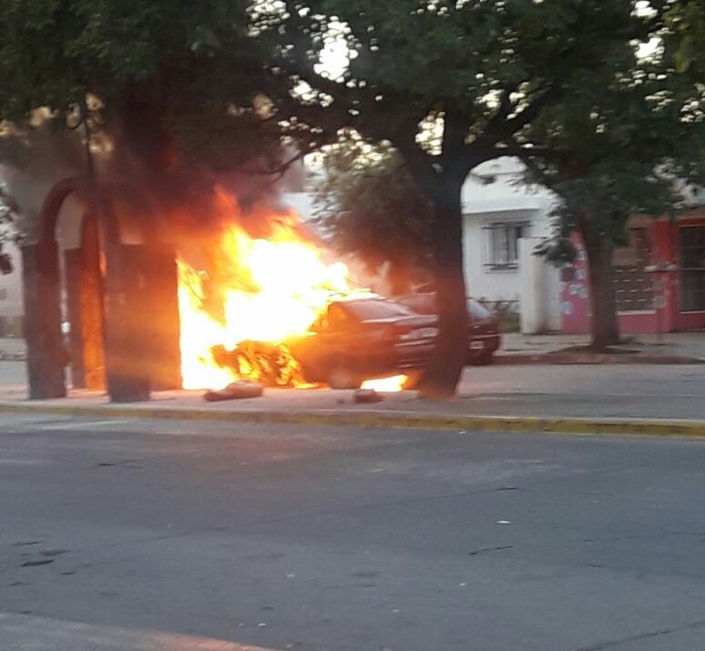 incendio auto libertador I - Se incendió un vehículo en Avenida del Libertador