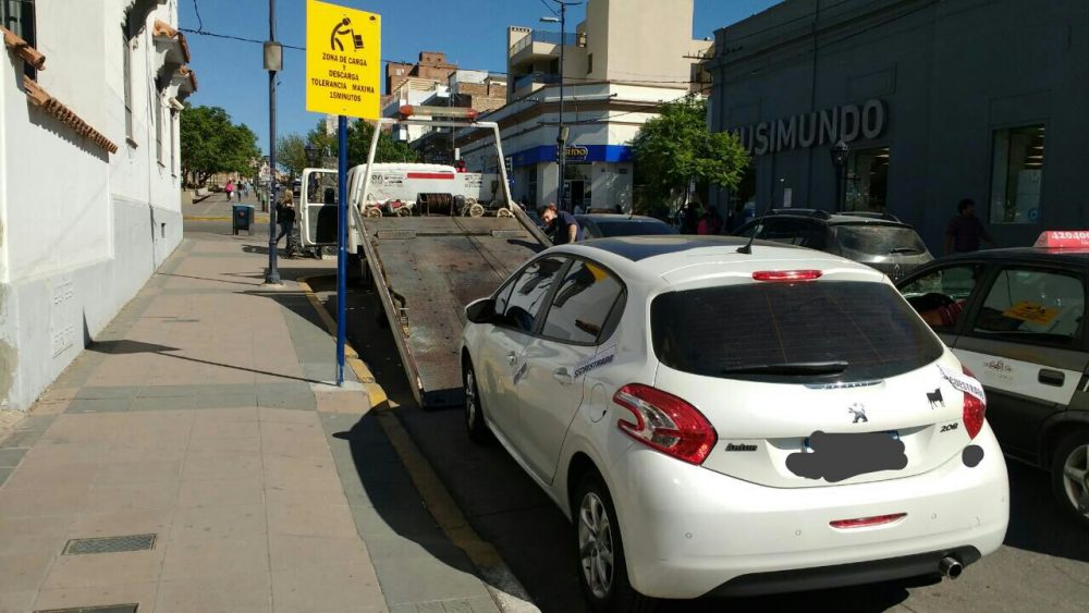 operativo transito 1 - La municipalidad removió cinco vehículos mal estacionados