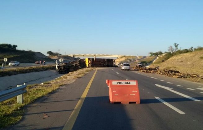 ACCIDENTE ruta 36 camion - Ruta 36: media calzada cortada por el vuelco de un camión