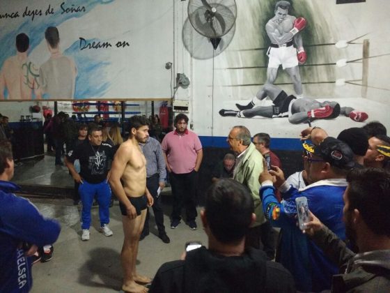 boxeo2 - Se realizó el pesaje a los boxeadores que se enfrentarán en el Polideportivo