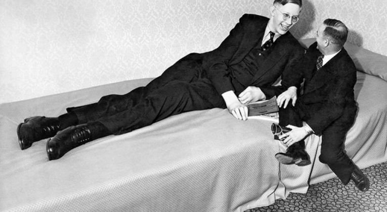 9 112 - Surgen reveladoras imágenes del hombre más alto del mundo