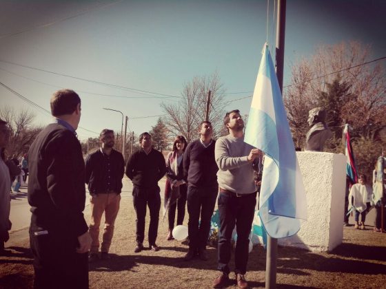 acto bandera liniers2 - La escuela Santiago de Liniers conmemoró el día de la Bandera