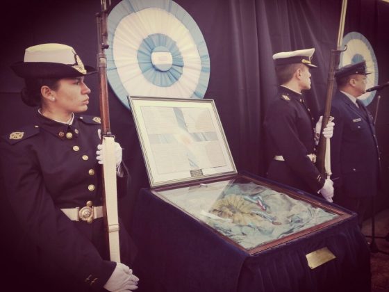 jura bandera malvinas - Miles de niños de la zona juraron la bandera, ante la presencia del gobernador Schiaretti