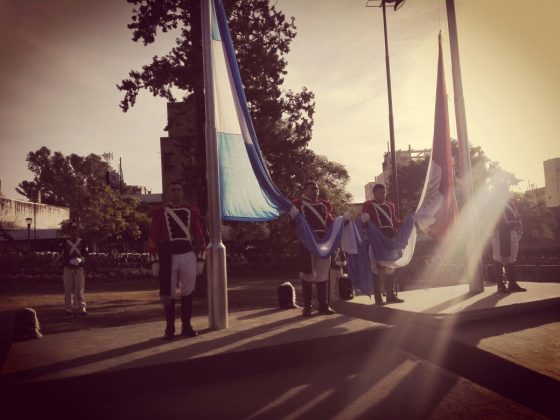 jura banderas argentina y cba - Miles de niños de la zona juraron la bandera, ante la presencia del gobernador Schiaretti
