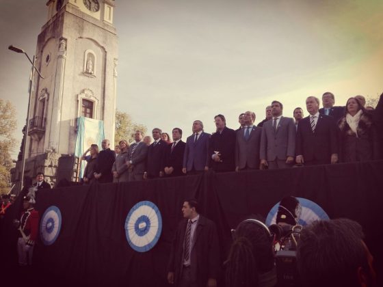 jura funcionarios reloj - Miles de niños de la zona juraron la bandera, ante la presencia del gobernador Schiaretti