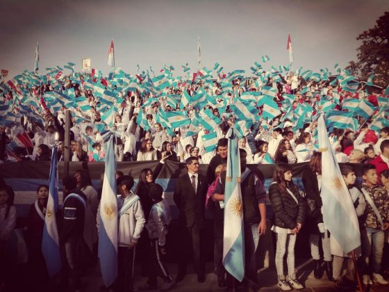 jura niños - Miles de niños de la zona juraron la bandera, ante la presencia del gobernador Schiaretti