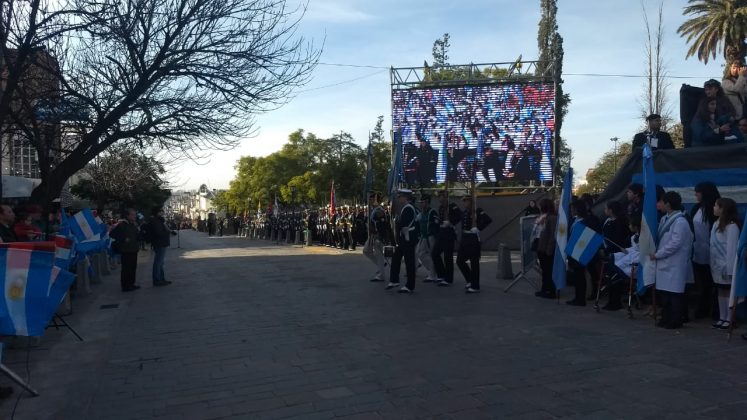 jura pantalla - Miles de niños de la zona juraron la bandera, ante la presencia del gobernador Schiaretti