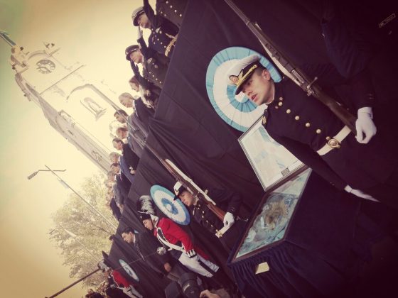 jura reloj funcionarios - Miles de niños de la zona juraron la bandera, ante la presencia del gobernador Schiaretti