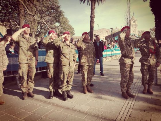 jura soldados - Miles de niños de la zona juraron la bandera, ante la presencia del gobernador Schiaretti