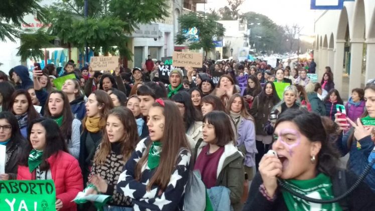 marcha ni una menos 2018 7 - A dos semanas del femicidio de Maddalena, Alta Gracia marchó por #niunamenos