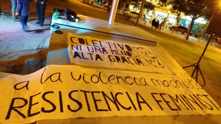 niunamenos banderas - A dos semanas del femicidio de Maddalena, Alta Gracia marchó por #niunamenos