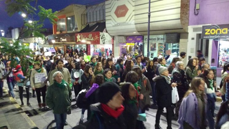 niunamenos gente - A dos semanas del femicidio de Maddalena, Alta Gracia marchó por #niunamenos