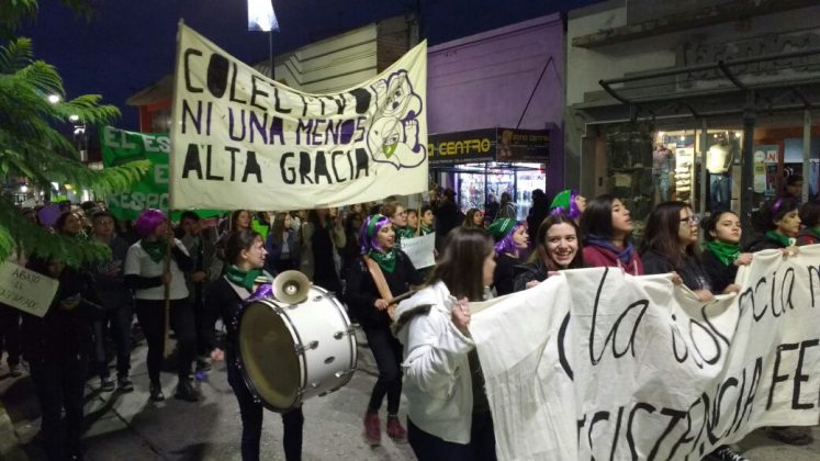 niunamenos marcha - A dos semanas del femicidio de Maddalena, Alta Gracia marchó por #niunamenos