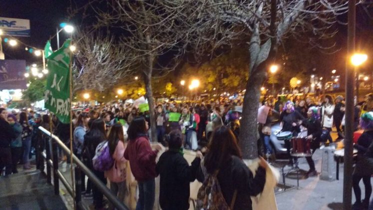 niunamenos municipalidad gente - A dos semanas del femicidio de Maddalena, Alta Gracia marchó por #niunamenos