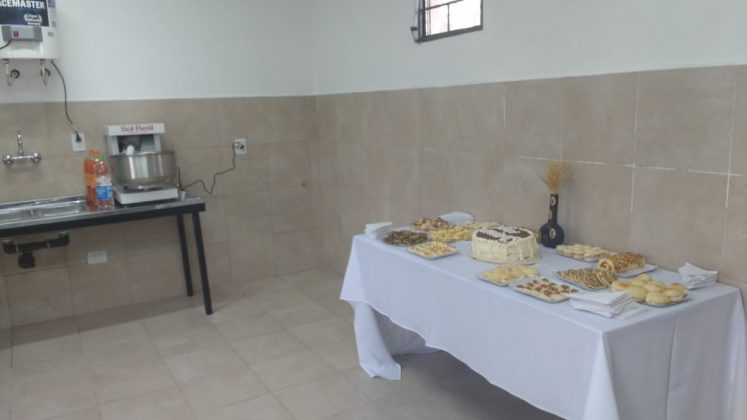 panaderia dentro I - Inauguró la panadería social en barrio Parque San Juan