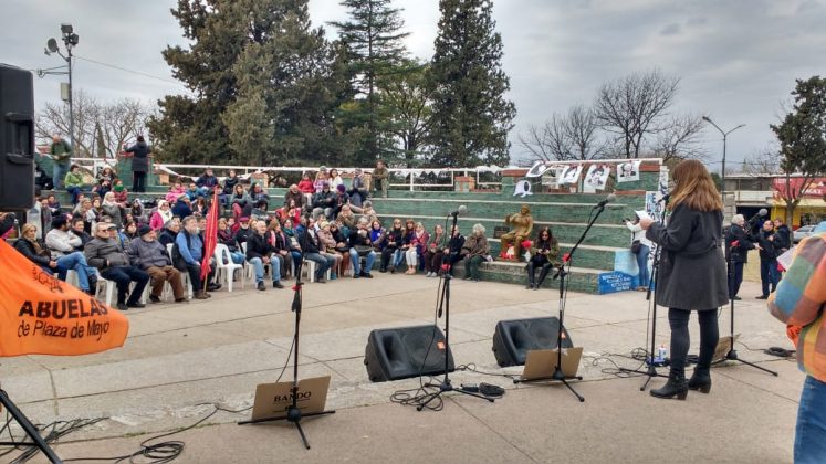 estatua emi acto - Inauguraron la estatua de Emi D´Ambra en el Anfiteatro de La Memoria