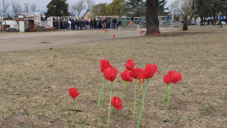 estatua emi flores - Inauguraron la estatua de Emi D´Ambra en el Anfiteatro de La Memoria