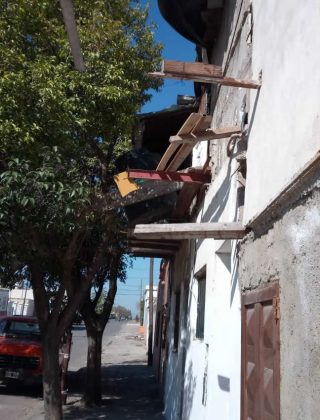 construccoin precaria 3 - Por peligro de derrumbe, clausuraron una construcción precaria