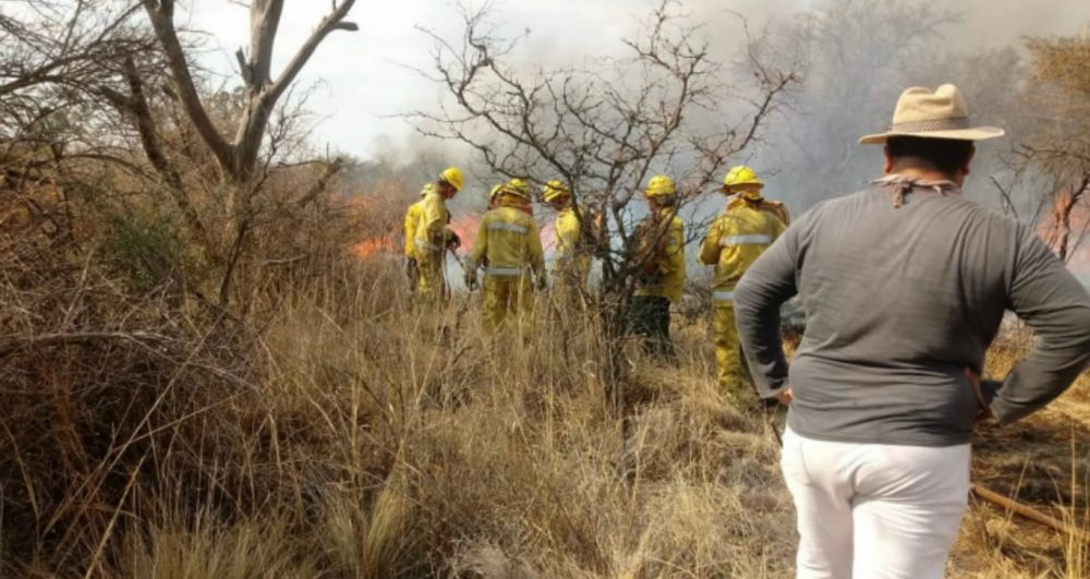 incendio septiembre - Contienen focos en Villa Dolores y Villa Ciudad de América