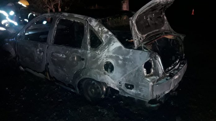 auto incendiado en potrero