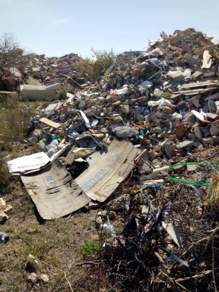 basura la perla 2 - La Perla: preocupación por la acumulación de basura fuera y dentro del predio del exbasural