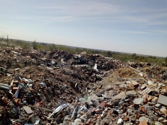 basura la perla 4 - La Perla: preocupación por la acumulación de basura fuera y dentro del predio del exbasural