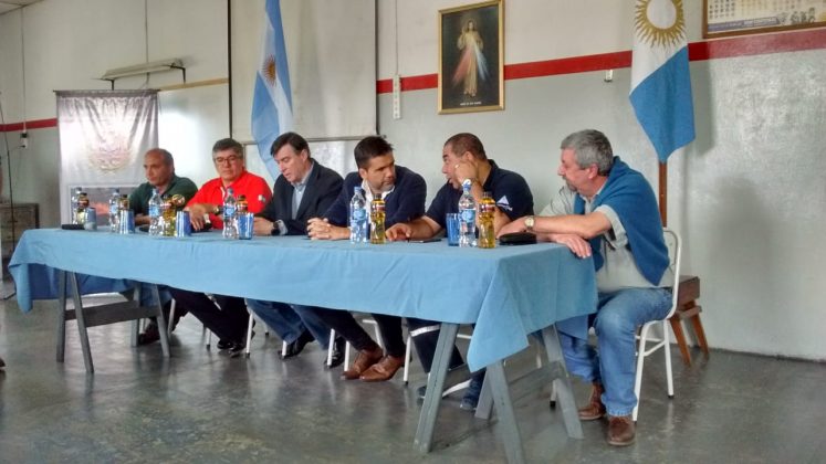 entrega material bomberos1 - Entregaron equipamiento a Bomberos Voluntarios