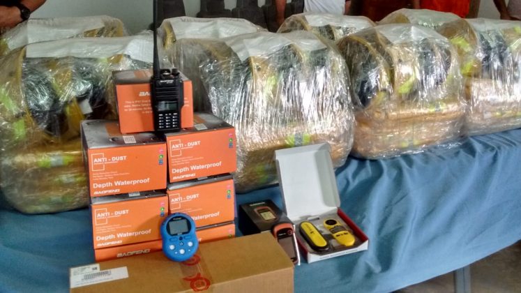 entrega material bomberos2 - Entregaron equipamiento a Bomberos Voluntarios