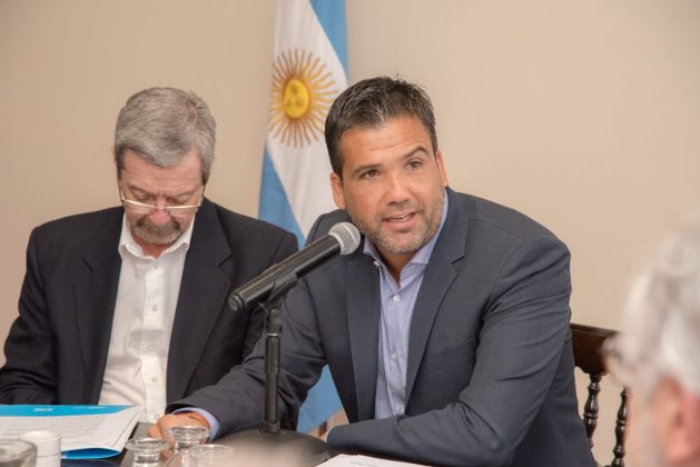 WhatsApp Image 2018 11 15 at 18.23.22 - El Ministro de Industria y Comercio, Roberto Avalle, entregó 1 millón de pesos al Centro de Comercio