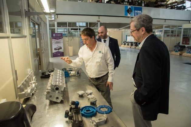 WhatsApp Image 2018 11 15 at 18.23.25 - El Ministro de Industria y Comercio, Roberto Avalle, entregó 1 millón de pesos al Centro de Comercio