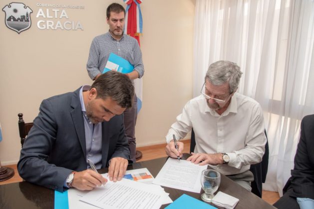 WhatsApp Image 2018 11 15 at 18.23.30 - El Ministro de Industria y Comercio, Roberto Avalle, entregó 1 millón de pesos al Centro de Comercio