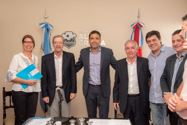 WhatsApp Image 2018 11 15 at 18.24.00 - El Ministro de Industria y Comercio, Roberto Avalle, entregó 1 millón de pesos al Centro de Comercio