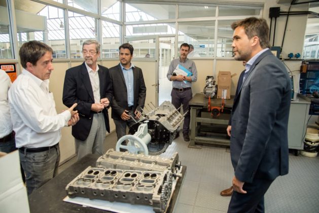 avalle berta - El Ministro de Industria y Comercio, Roberto Avalle, entregó 1 millón de pesos al Centro de Comercio