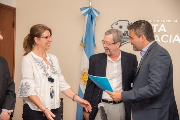 avalle comercio 1 millon - El Ministro de Industria y Comercio, Roberto Avalle, entregó 1 millón de pesos al Centro de Comercio