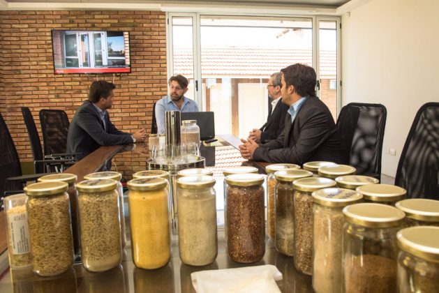 avalle granos - El Ministro de Industria y Comercio, Roberto Avalle, entregó 1 millón de pesos al Centro de Comercio