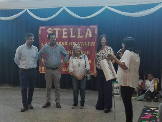 despedida stella colazo liniers - La docente Stella Colazo, luego de 30 años, tuvo una emotiva despedida