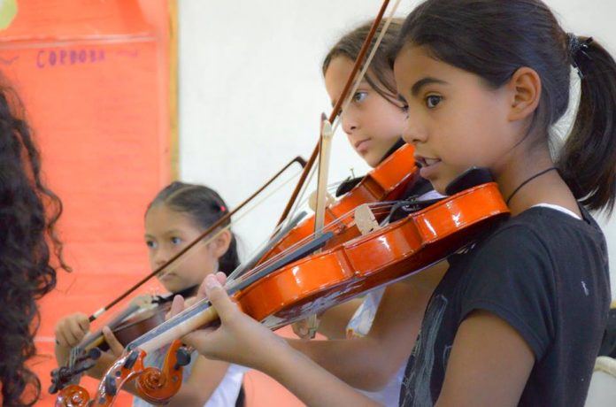orquesta hilvanando violin