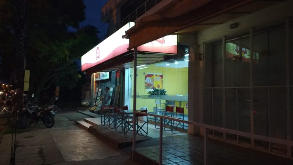 via bana - Se llevaron dos celulares y dinero una heladería de barrio Norte