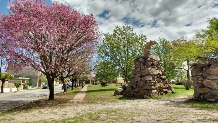 buen tiempo sol nubes plaza los inmigrantes