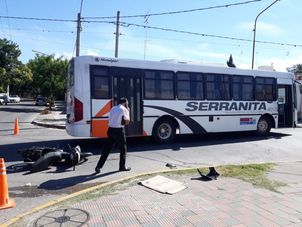 accidente la serranita - Colisionaron un colectivo y una moto
