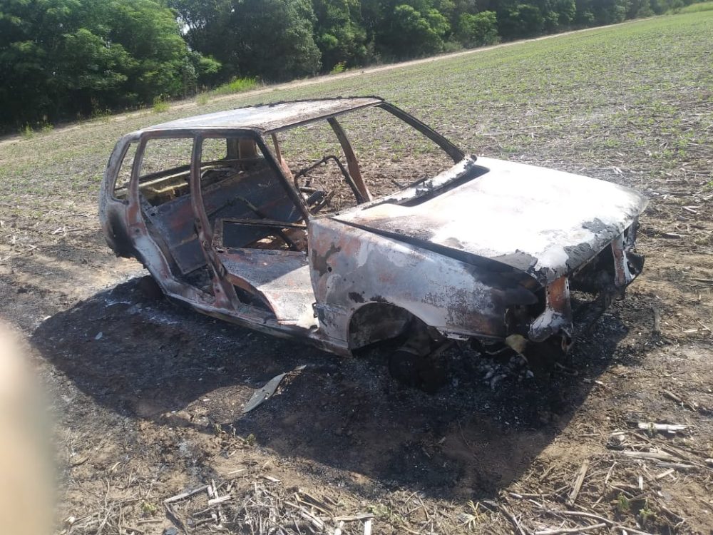 fiat uno quemado - Quemaron un vehículo con orden de captura