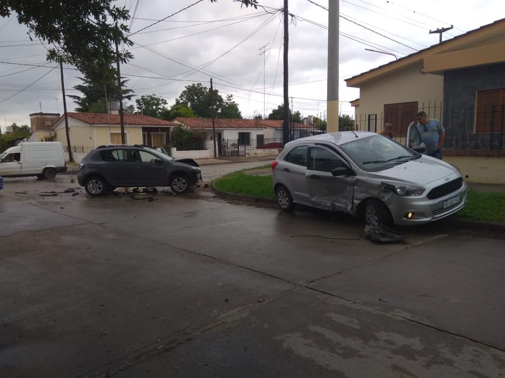 accidente malvinas y falucho - Una mujer con traumatismo cervical tras un choque de vehículos
