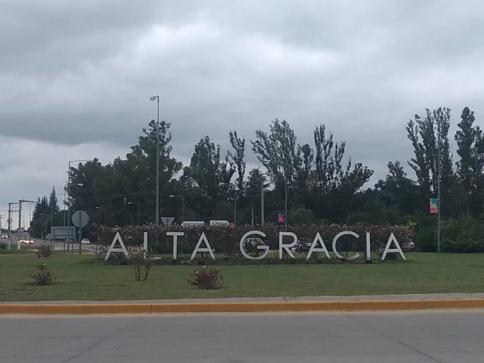 alta gracia letras cartel ingreso nubes