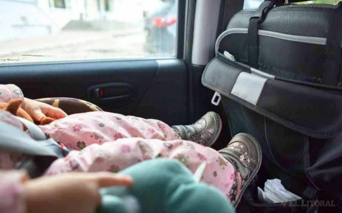 bebe dentro de un auto