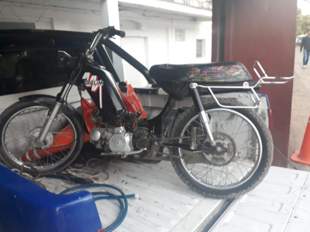 moto escape - Huyó del control policial y fue aprehendido