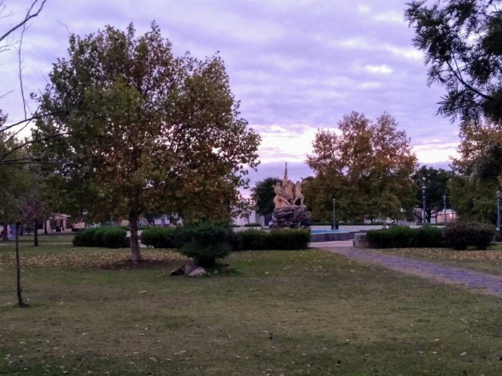 NUBES OTOÑO PLAZA LOS INMIGRANTES - Buen tiempo para el arranque de semana